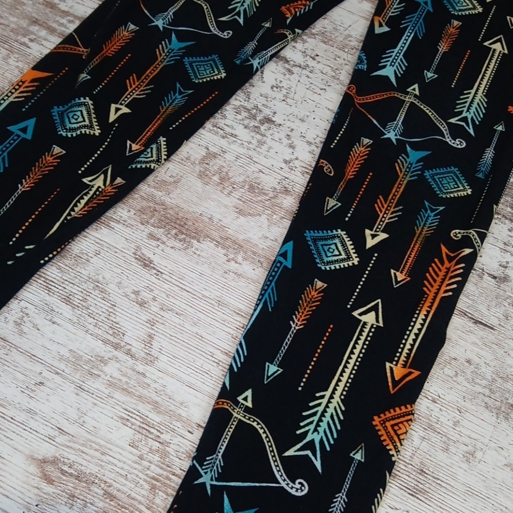Hot Kiss Bow and Arrow Printed Leggings - Picture 2 of 8